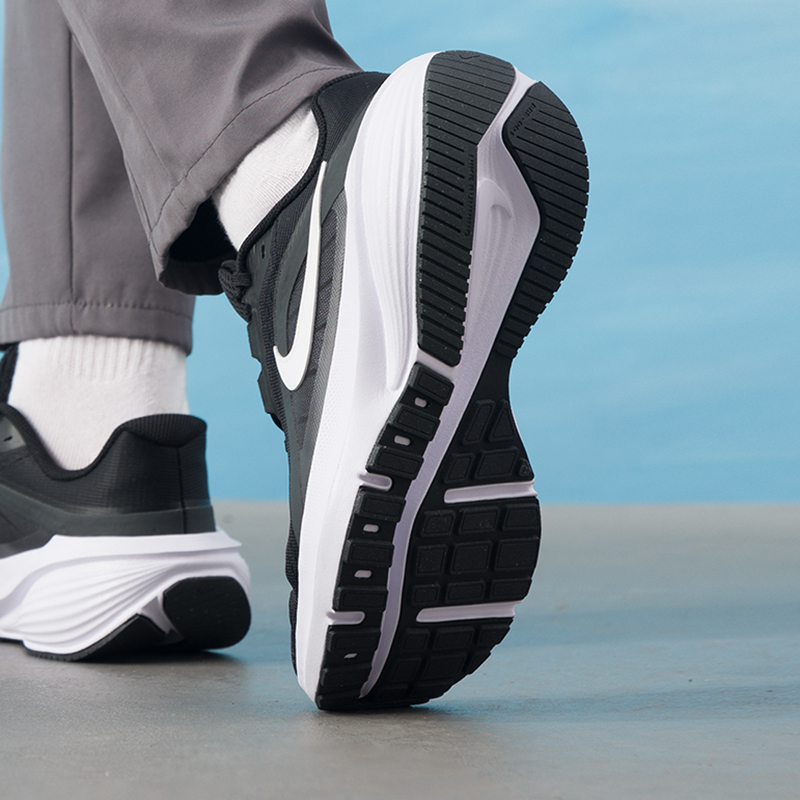 รองเท้าผู้ชาย Nike รุ่นออริจิน - Lightweight Road Running Shoes บทวิจารณ์และราคา